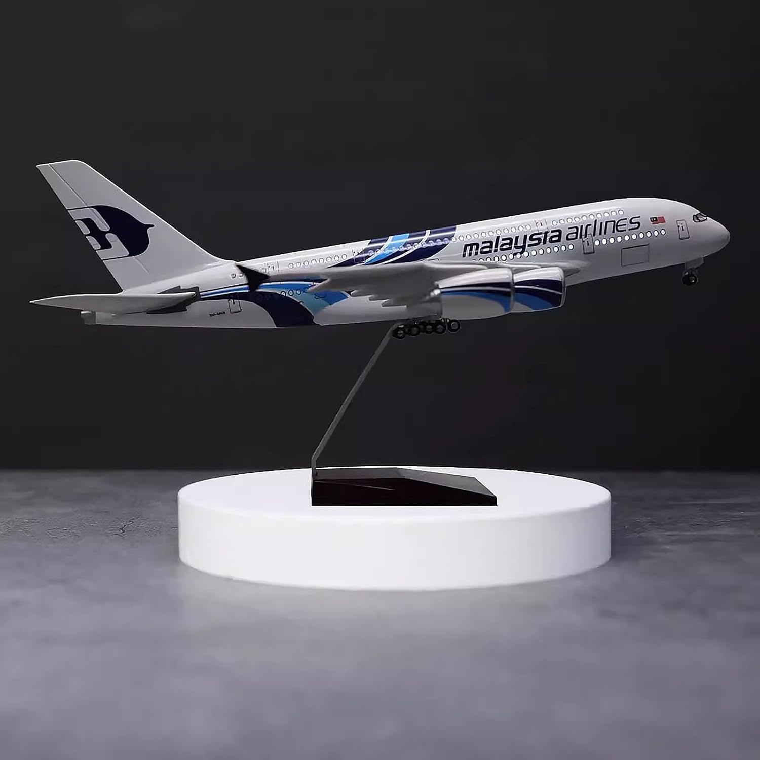 1:160 Scale Malaysia Airlines  - Model Kit Ixchel 评论和价格